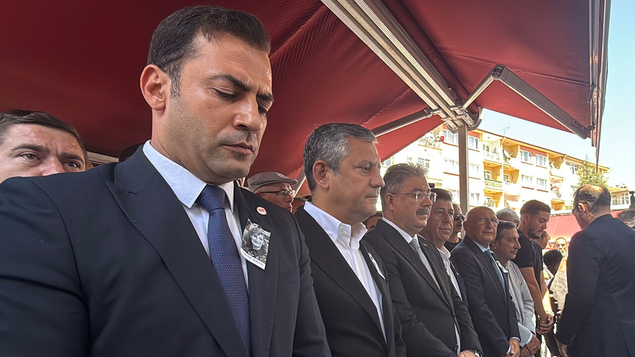 Yılmaz Büyükerşen’in Kız Kardeşi Güzin Büyükerşen Son Yolculuğuna Uğurlandı Talat Yalaz Özgür Özel Utku Çakırözer Ahmet Ataç