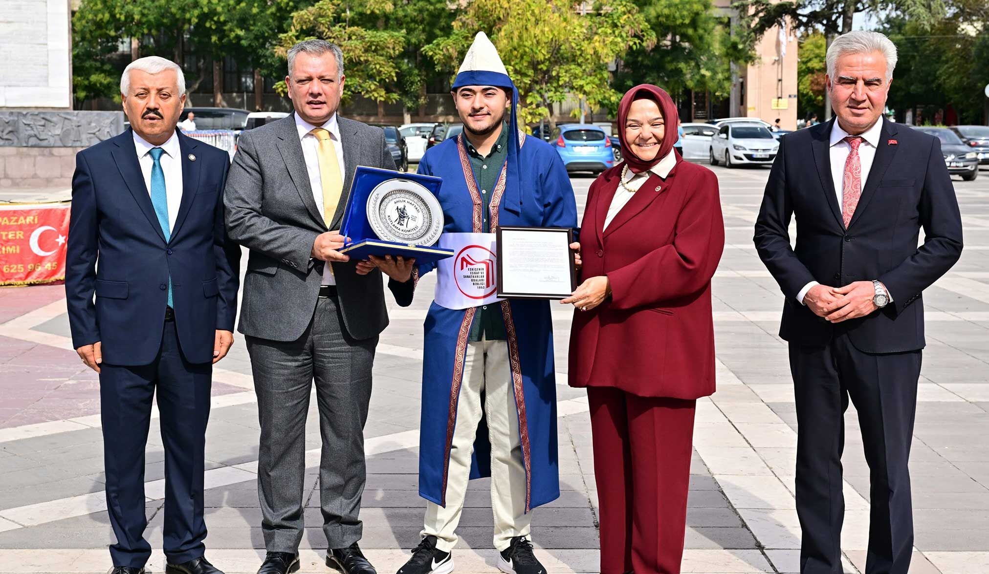 A Y Ş E N G Ü R C A N Eskişehir’de Ahilik Haftası Coşkusu 71 Yıllık Esnaf Yılın Ahisi Oldu