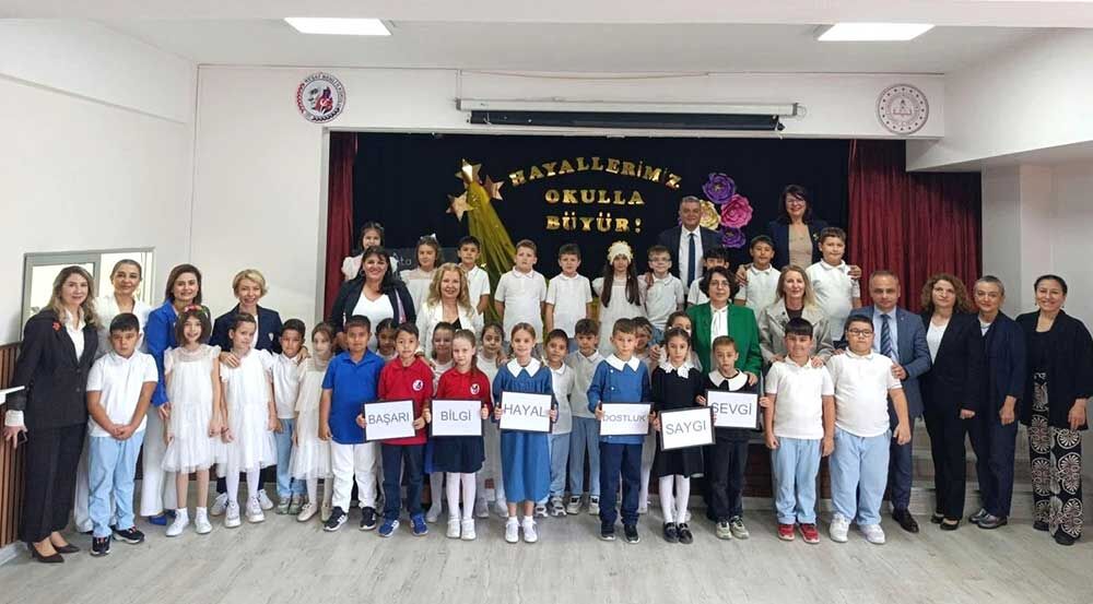 Emine Gümüşsoy Yıllar Sonra Mezun Olduğu Okulda 2