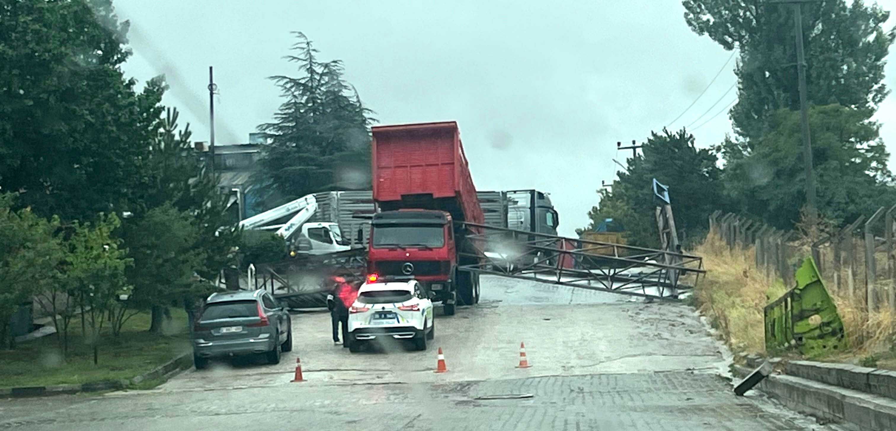 Eskişehir Teksan’da Ilginç Kaza Açılan Kasa Tabelayı Arasına Aldı2