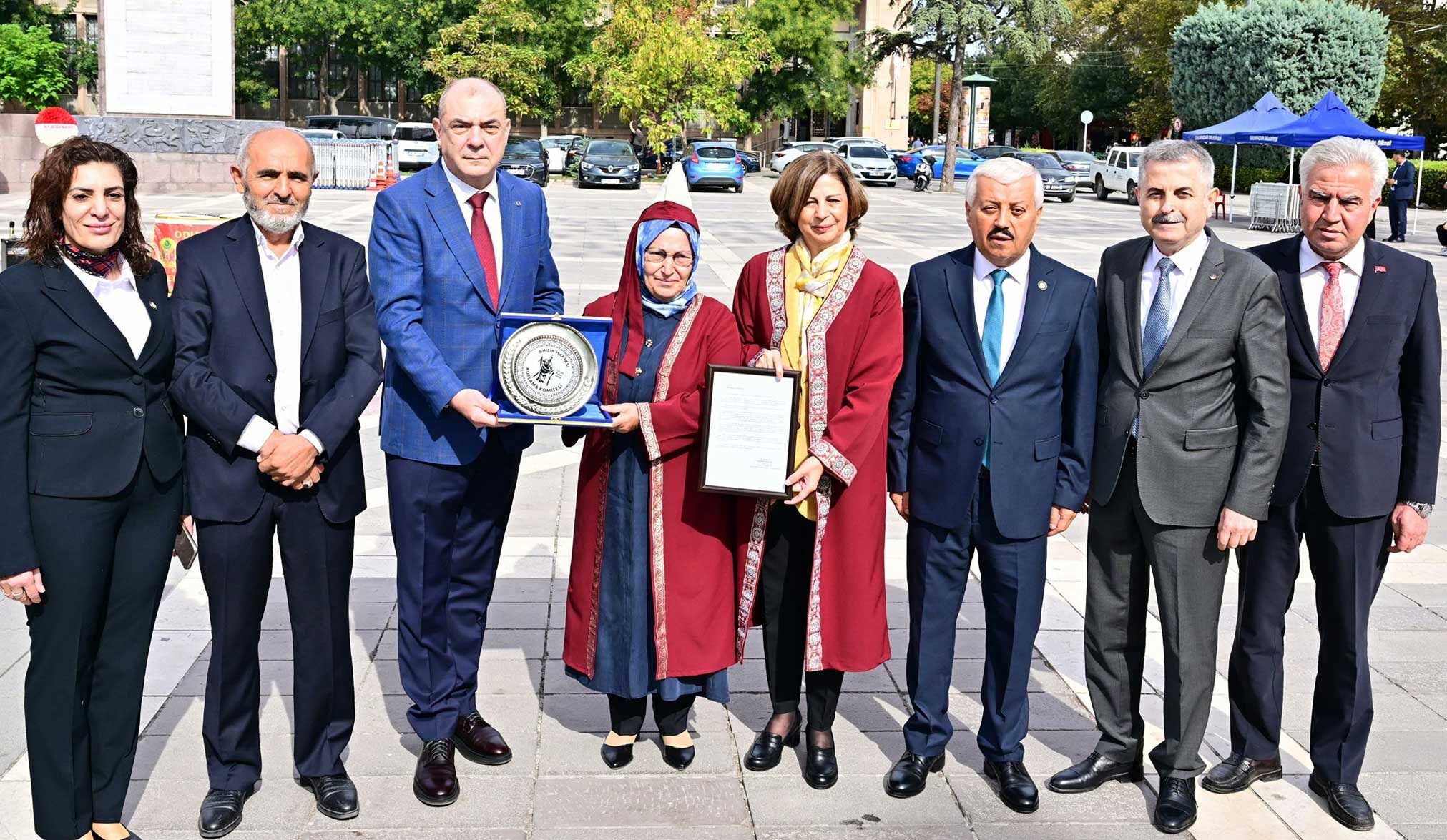 AYŞE ÜNLÜCE CELALETTİN KESİKBAŞ Eskişehir’de Ahilik Haftası Coşkusu 71 Yıllık Esnaf Yılın Ahisi Oldu 4