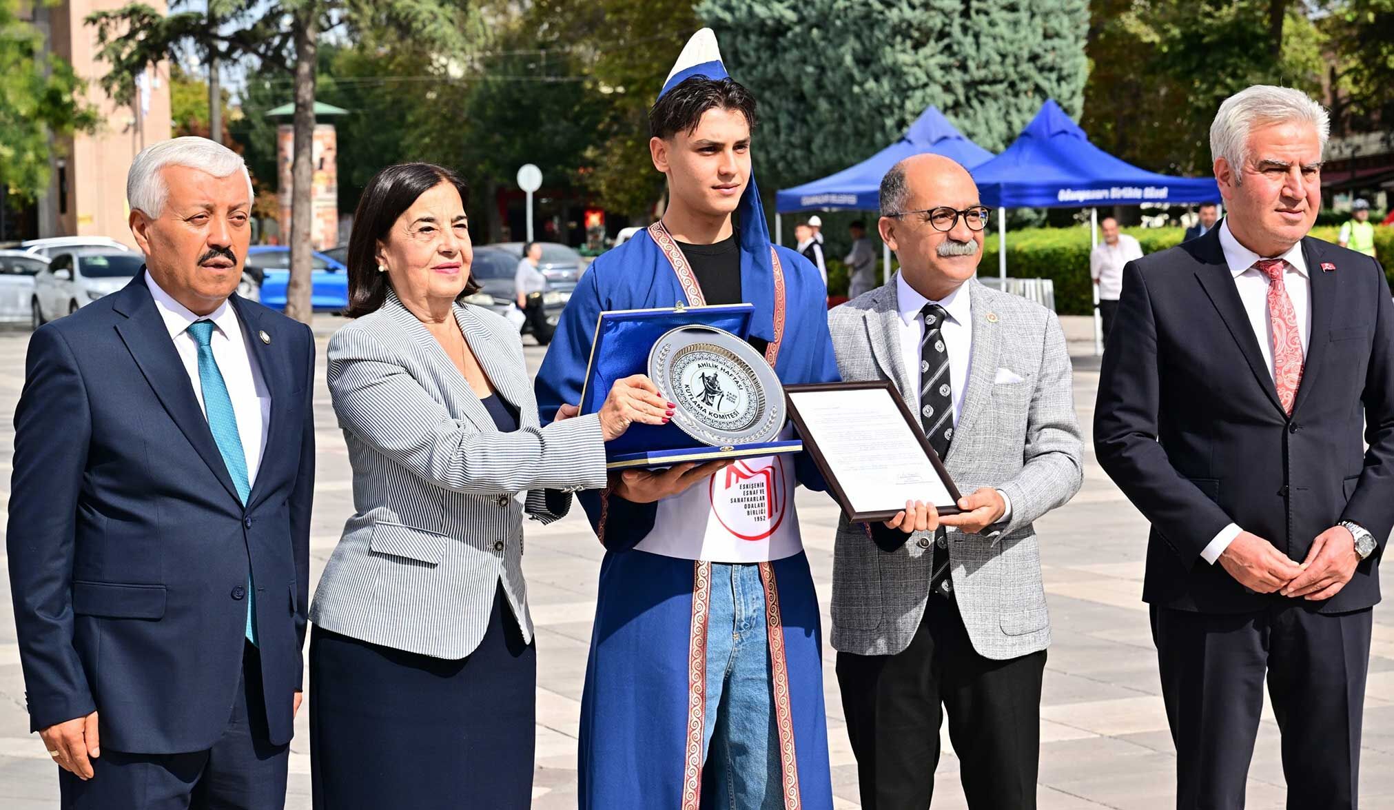 Eskişehir’de Ahilik Haftası Coşkusu 71 Yıllık Esnaf Yılın Ahisi Oldu 5