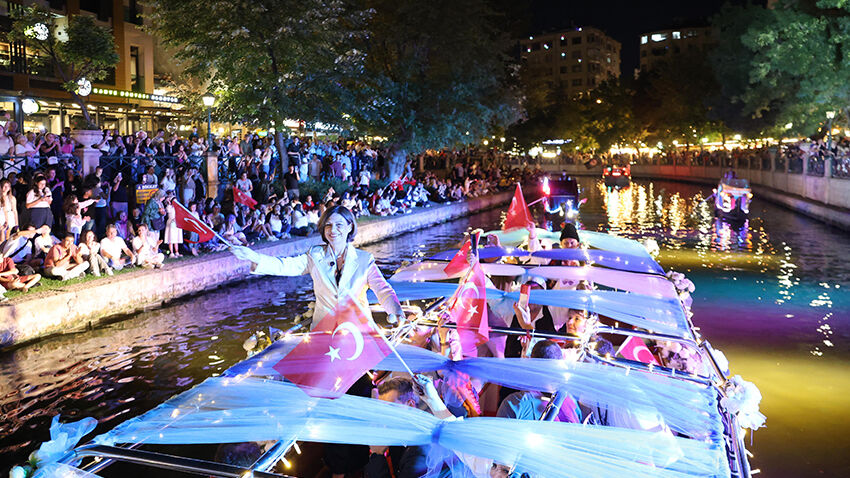 Eskişehir’de Tarihi Gece Porsuk Festivali Görkemli Kortejle Başladı