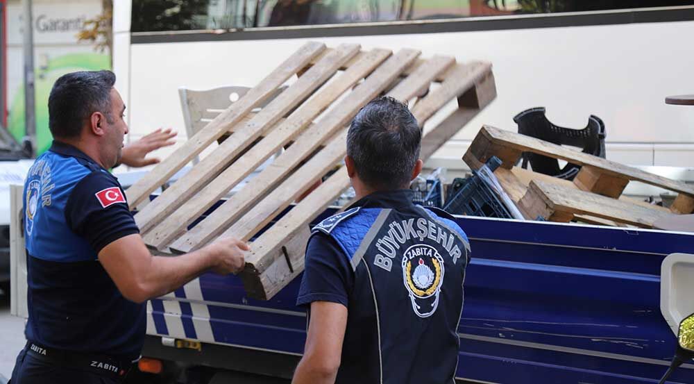 Ne var ne yok toplandı: Kaldırımlar yayalara kaldı