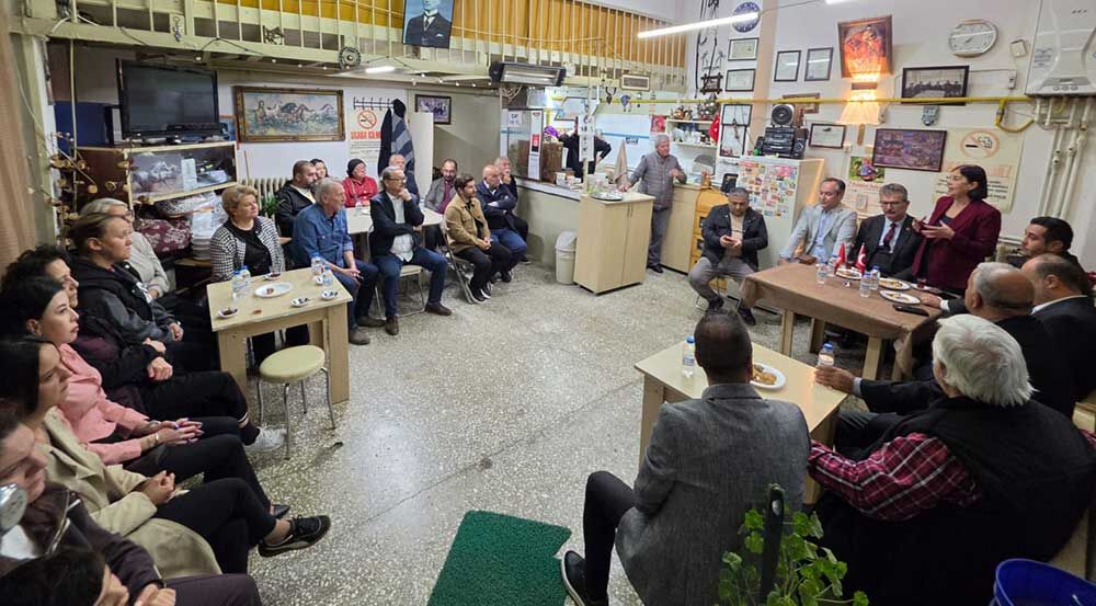 Jale Nur Süllü, Eskişehir’de C H P’ye Katılan Yeni Üyelere Rozet Taktı 1
