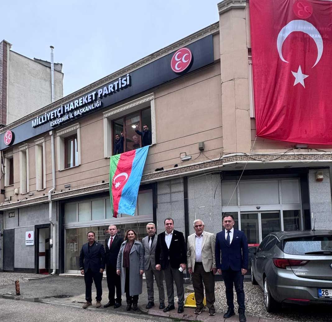 M H P Eskişehir İl Başkanlığı Binasına Azerbaycan Bayrağı Asıldı 1