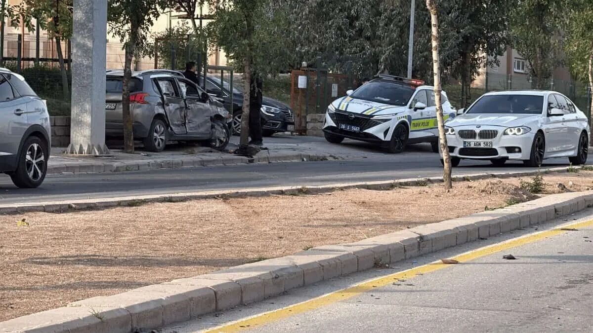 Surucunun Karistigi Kazada Ters Yone Giren Suv Arac Hurdaya Dondu 1 Kisi Yaralandi 1